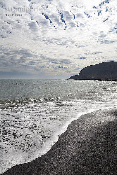 Der dramatische schwarze Strand von Playa Pozo Negro auf der vulkanischen Insel Fuerteventura  Kanarische Inseln  Spanien  Atlantik  Europa
