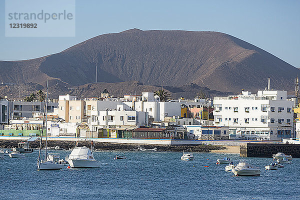 Das Hafenviertel der Altstadt von Corralejo auf der Insel Fuerteventura mit einem Vulkan in der Ferne  Fuerteventura  Kanarische Inseln  Spanien  Atlantik  Europa