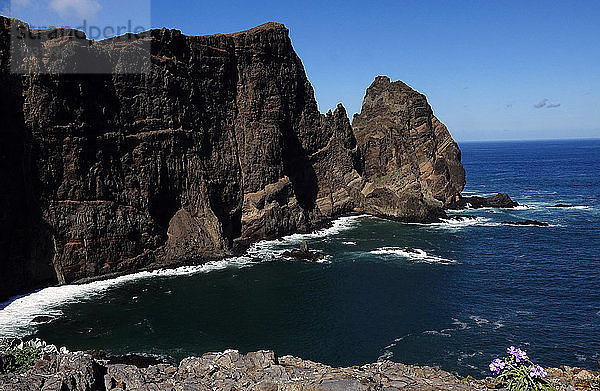 Die dramatischen Klippen der Halbinsel Sao Lourenco im Osten Madeiras  Portugal  Atlantischer Ozean  Europa