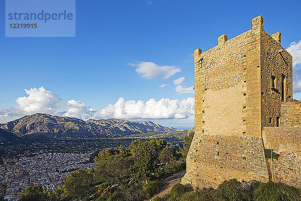 Festungsanlage auf dem Puig de St. Maria  Pollenca  Mallorca  Balearen  Spanien  Mittelmeer  Europa