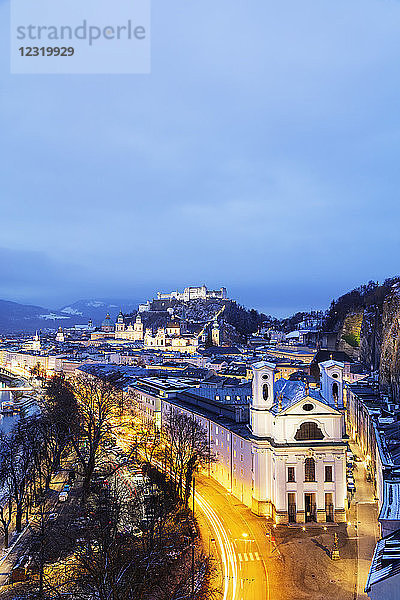 Blick über die Altstadt  UNESCO-Welterbe  Markuskirche und Burg Hohensalzburg in der Abenddämmerung  Salzburg  Österreich  Europa