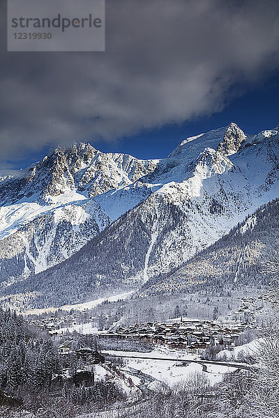 Dorf Les Houches unterhalb des Mont Blanc  Chamonix  Hochsavoyen  Rhone-Alpen  Frankreich  Europa