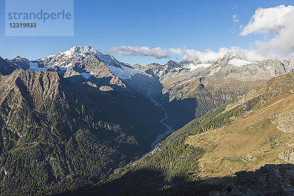 Monte Disgrazia vom Valle di Chiareggio aus gesehen  Malenco-Tal  Provinz Sondrio  Valtellina  Lombardei  Italien  Europa
