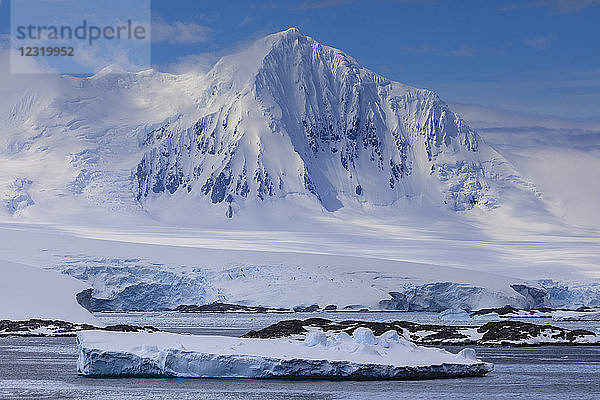 Nebliger Mount William  Gletscher und Eisberge  sonniges Wetter  Anvers Island  von der Bismarckstraße aus  Antarktische Halbinsel  Antarktis  Polarregionen