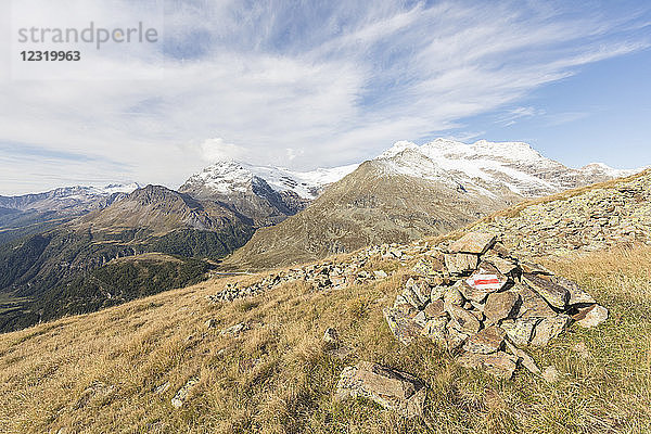 Blick auf das Poschiavo-Tal vom Piz Campasc  Berninapass  Engadin  Kanton Graubünden  Schweiz  Europa