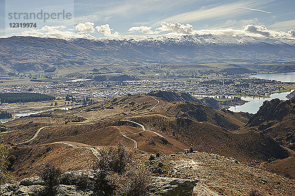 Blick auf den Stadtrand von Cromwell über den künstlich angelegten Lake Dunstan und die dahinter liegenden Goldminen  Otago  Südinsel  Neuseeland  Pazifik