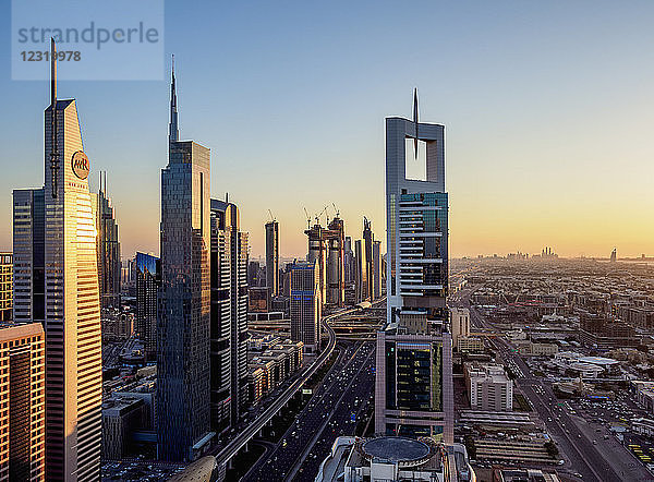 Dubai International Financial Centre bei Sonnenuntergang  Blick von oben  Dubai  Vereinigte Arabische Emirate  Naher Osten