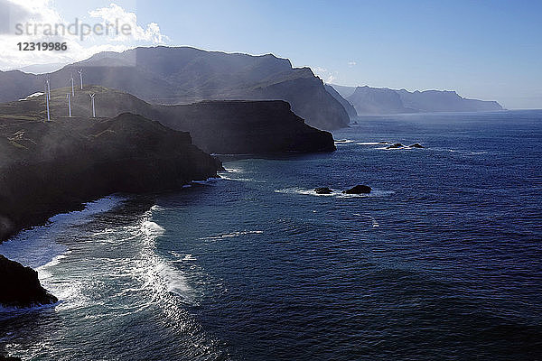 Die dramatischen Meeresklippen der Nordwestküste erheben sich hinter der Halbinsel Sao Lourenco  östliches Madeira  Portugal  Atlantik  Europa