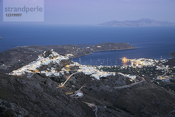 Blick auf die Bucht von Livadi und die auf einem Hügel gelegene Stadt Pano Chora bei Nacht  Serifos  Kykladen  Ägäis  Griechische Inseln  Griechenland  Europa