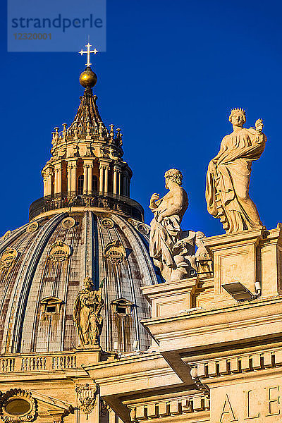 Kuppel und Statuen des Petersdoms im frühen Morgenlicht  Vatikanstadt  Rom  Latium  Italien  Europa