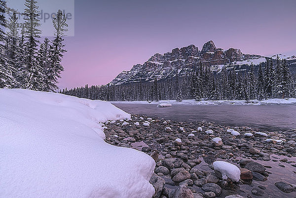 Sonnenaufgang und Schneelandschaft im Winter am Bow River und Castle Mountain im Banff National Park  UNESCO Weltkulturerbe  Alberta  The Rockies  Kanada  Nordamerika