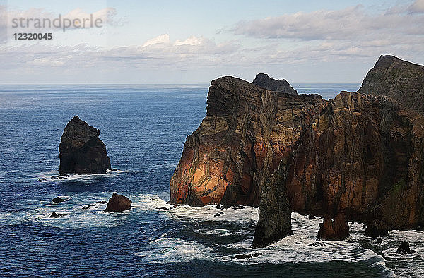 Die dramatischen Klippen der Halbinsel Sao Lourenco im Osten Madeiras  Portugal  Atlantischer Ozean  Europa