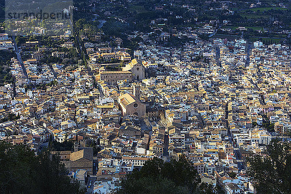 Luftaufnahme der Altstadt und der Kirche Monti Sion  Pollenca  Mallorca  Balearische Inseln  Spanien  Mittelmeer  Europa