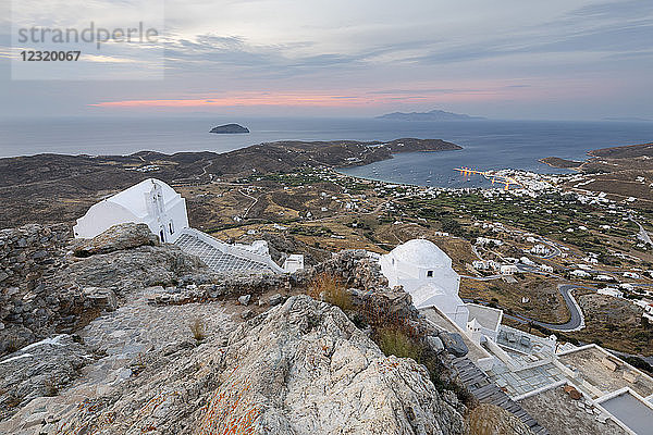 Blick auf die Bucht von Livadi und die weißen griechisch-orthodoxen Kirchen von Pano Chora  Serifos  Kykladen  Ägäisches Meer  Griechische Inseln  Griechenland