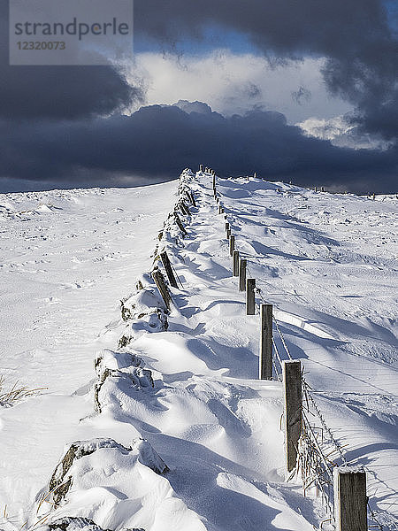 Schneeverwehungen auf den Hügeln über Glasgow an einem stürmischen Tag  Schottland  Vereinigtes Königreich  Europa
