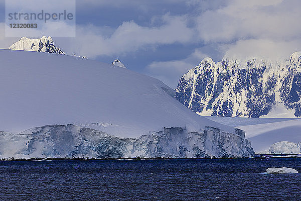 Gletscher  Eisberge und neblige Berge  Bismarckstraße  vor Anvers Island und Wiencke Island  Antarktische Halbinsel  Antarktis  Polarregionen