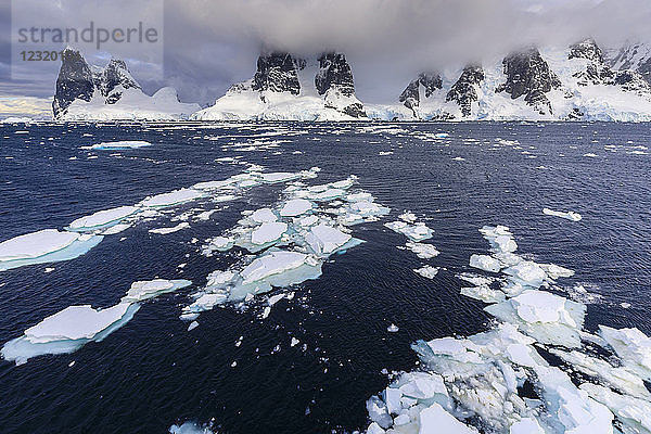 Meereis vor Una Peaks und False Cape Renard  Eingang zum Lemaire-Kanal  Antarktische Halbinsel  Antarktis  Polarregionen