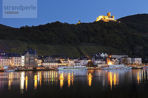 Blick über die Mosel nach Bernkastel-Kues  Ruine der Burg Landshut  Rheinland-Pfalz  Deutschland  Europa