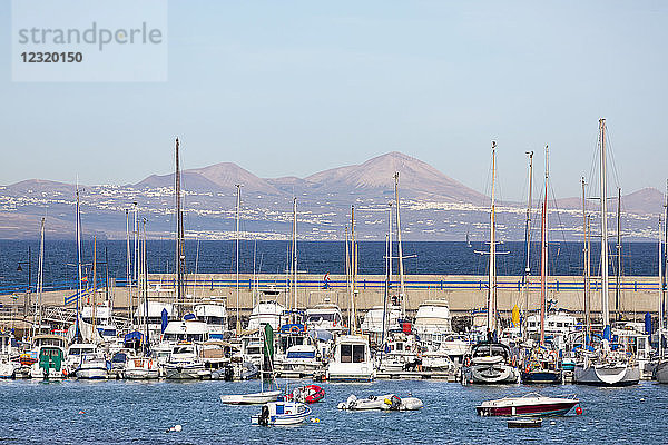 Der Hafen von Corralejo auf der Insel Fuerteventura mit Lanzarote in der Ferne  Fuerteventura  Kanarische Inseln  Spanien  Atlantik  Europa