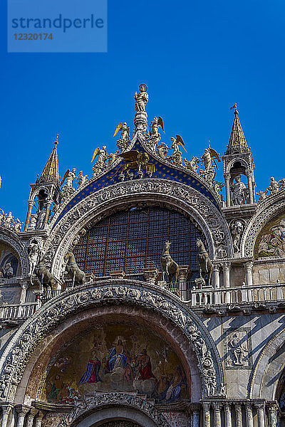 Außenansicht des Giebels der Patriarchalischen Kathedrale Basilica di San Marco am Markusplatz  Venedig  UNESCO-Weltkulturerbe  Venetien  Italien  Europa