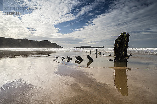 Helvetia-Schiffswrack und Wolken  die sich im nassen Sand spiegeln  bei Ebbe  Rhossili Bay  Gower Peninsula  Südwales  Vereinigtes Königreich  Europa