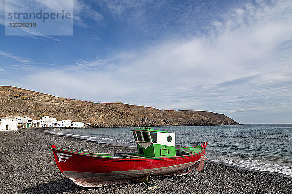 Traditionelles Fischerboot am Playa Pozo Negro auf der Vulkaninsel Fuerteventura  Kanarische Inseln  Spanien  Atlantik  Europa