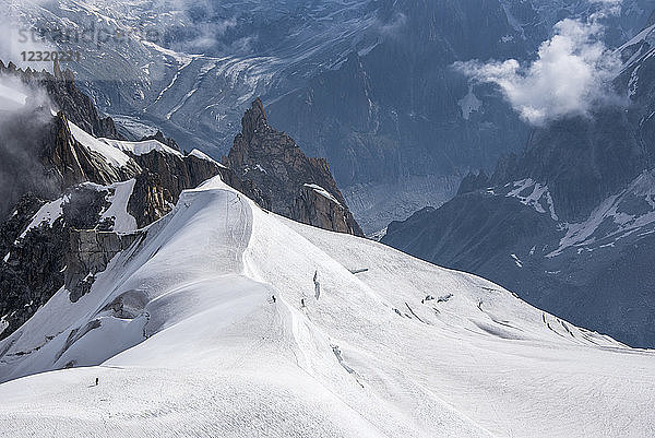 Blick in das Tal  in dem der Leschaux- und der Geant-Gletscher in das Mer de Glace münden  Chamonix  Hochsavoyen  Rhone-Alpen  Frankreich  Europa