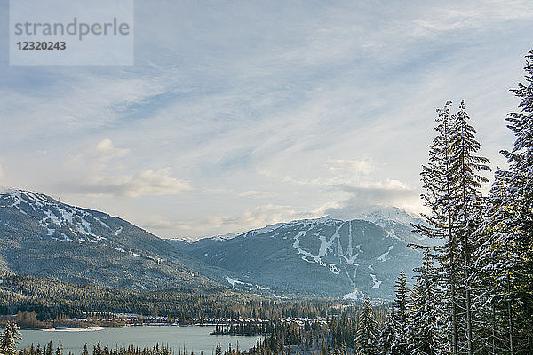 Blick auf die Berge Whistler und Blackcomb und den Green Lake von Rainbow aus  British Columbia  Kanada  Nordamerika