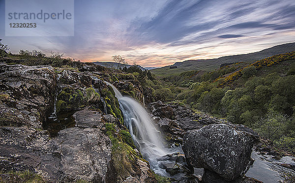 Sonnenuntergang am Loup o Fintry-Wasserfall in der Nähe des Dorfes Fintry  Stirlingshire  Schottland  Vereinigtes Königreich  Europa