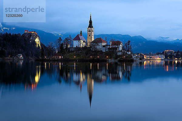 Die Kirche Mariä Himmelfahrt in der Morgendämmerung  Bleder See  Slowenien  Europa