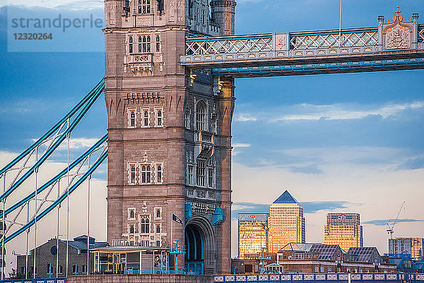 Tower Bridge rahmt Canary Wharf bei Sonnenuntergang  London  England  Vereinigtes Königreich  Europa