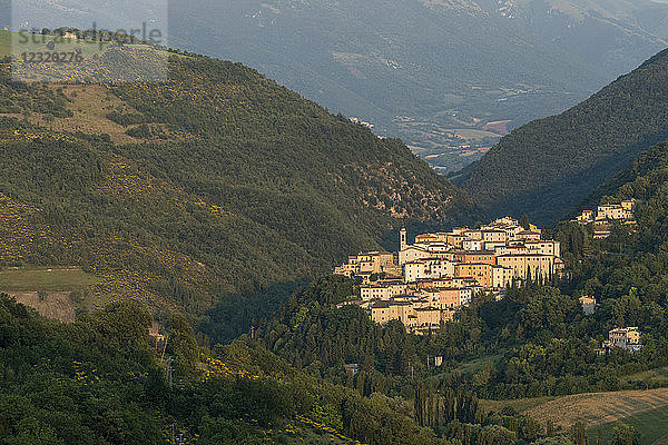Blick auf das Dorf Preci bei Sonnenuntergang  Valnerina  Umbrien  Italien  Europa