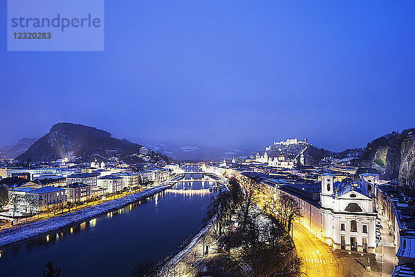 Blick über die Altstadt  UNESCO-Welterbe  Markuskirche und Burg Hohensalzburg in der Abenddämmerung  Salzburg  Österreich  Europa