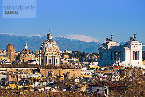 Skyline von Rom mit der Kuppel von Sant'Andrea della Valle und dem Denkmal von Vittorio Emanuele ll  von der Janiculum-Terrasse  Rom  Latium  Italien  Europa