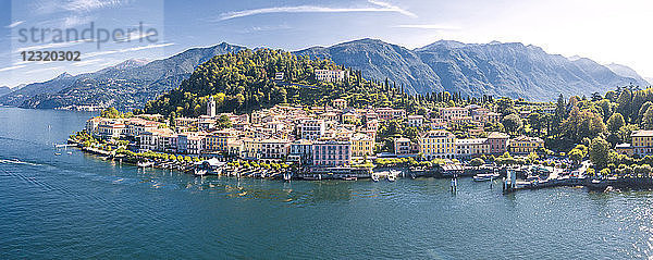 Panorama-Luftaufnahme von Bellagio auf grünem Vorgebirge am Ufer des Comer Sees  Provinz Como  Lombardei  Italienische Seen  Italien  Europa (Drohne)