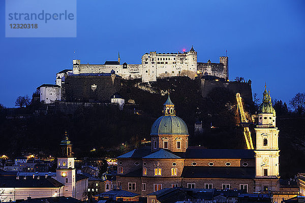 Blick auf die Altstadt  UNESCO-Welterbe  und die Burg Hohensalzburg in der Abenddämmerung  Salzburg  Österreich  Europa