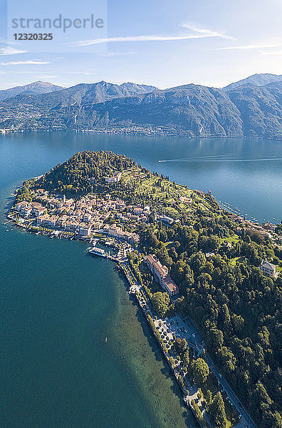 Panorama-Luftaufnahme von Bellagio auf grünem Vorgebirge  umgeben vom Comer See  Provinz Como  Lombardei  Italienische Seen  Italien  Europa (Drohne)