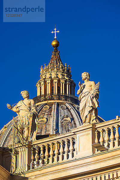 Kuppel und Statuen des Petersdoms im frühen Morgenlicht  Vatikanstadt  UNESCO-Weltkulturerbe  Rom  Latium  Italien  Europa