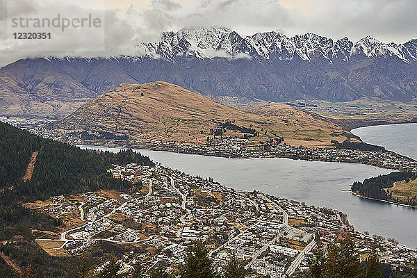 Blick über Queenstown  Lake Wakatipu und The Remarkables von Ben's Peak  Queenstown  Otago  Südinsel  Neuseeland  Pazifik