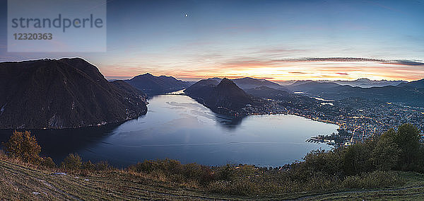 Panoramablick auf den Luganer See bei Sonnenuntergang vom Monte Bre  Kanton Tessin  Schweiz  Europa
