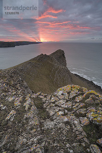 Blick auf Fall Bay und Mewslade Bay  bei Sonnenaufgang  Gower Peninsula  Südwales  Vereinigtes Königreich  Europa
