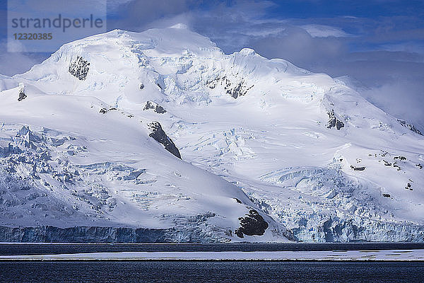Tief liegende Half Moon Island  Livingston Island Berg- und Gletscherkulisse  sonniger Tag  Süd-Shetland-Inseln  Antarktis  Polarregionen
