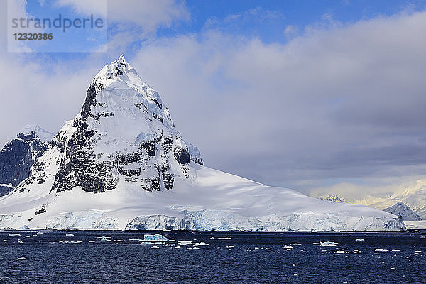 Berge und Gletscher von Kap Errera mit blauem Himmel  Wiencke Island  von der Bismarckstraße aus  Antarktische Halbinsel  Antarktis  Polarregionen