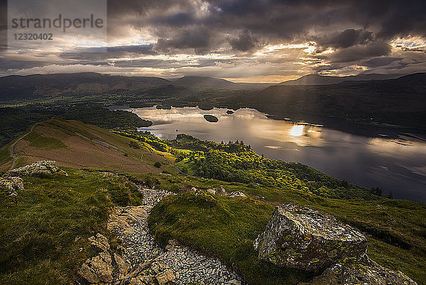 Sonnenaufgang über Derwentwater vom Bergrücken  der zu Catbells im Lake District National Park führt  UNESCO-Weltkulturerbe  Cumbria  England  Vereinigtes Königreich  Europa