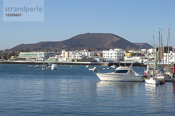 Der Hafen von Corralejo auf der Insel Fuerteventura mit einem Vulkan in der Ferne  Fuerteventura  Kanarische Inseln  Spanien  Atlantik  Europa