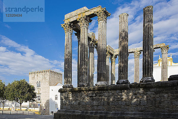 Der römische Tempel der Diana im Zentrum von Evora  UNESCOI-Weltkulturerbe  Evora  Portugal  Europa