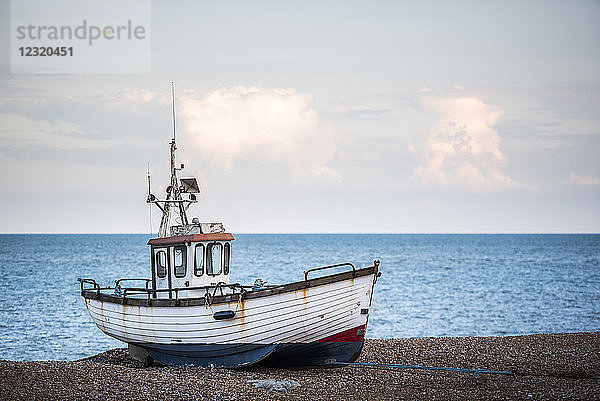 Altes Fischerboot am Strand von Dungeness  Kent  England  Vereinigtes Königreich  Europa
