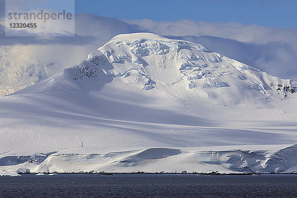 Gletscher  Eisberg und neblige Berge  vor Kap Errera  Wiencke Insel  Antarktische Halbinsel  Antarktis  Polarregionen