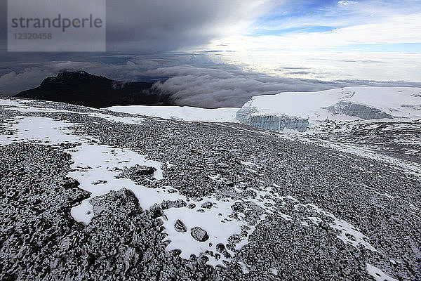 Ein Hauch von Neuschnee auf dem Gipfel des Kilimandscharo  UNESCO-Weltkulturerbe  Tansania  Ostafrika  Afrika