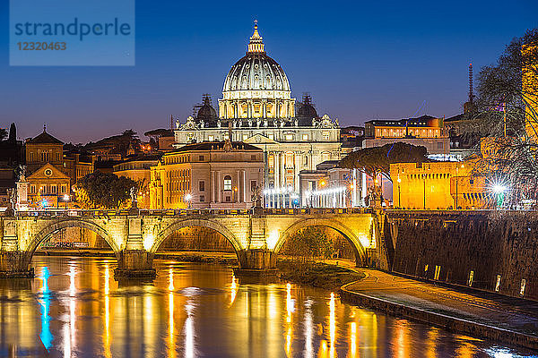 Petersdom und Vatikan mit Engelsbrücke über den Tiber in der Abenddämmerung  Rom  Latium  Italien  Europa